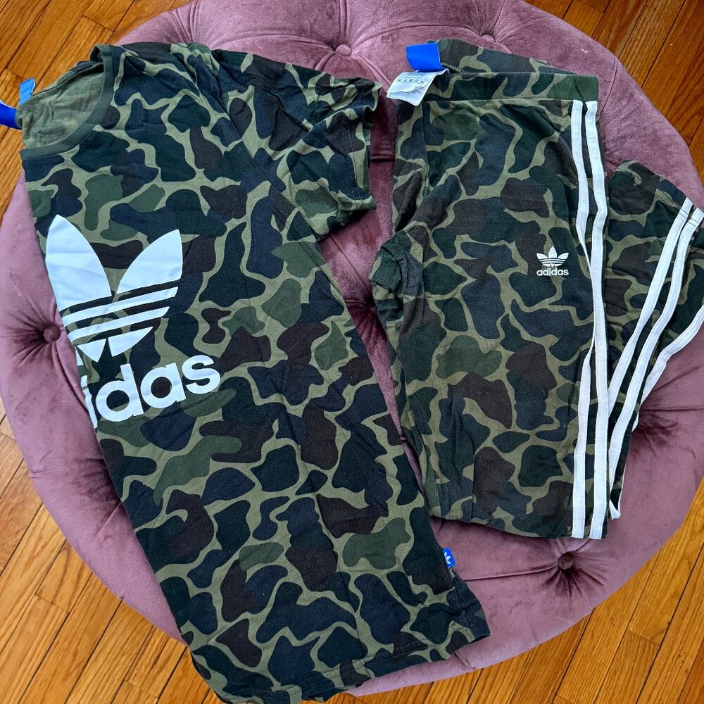 ADIDAS- COTTON T-SHIRT AND LEGGINGS SET- GREEN/NATURAL CAMO PRINT W/ LOGO